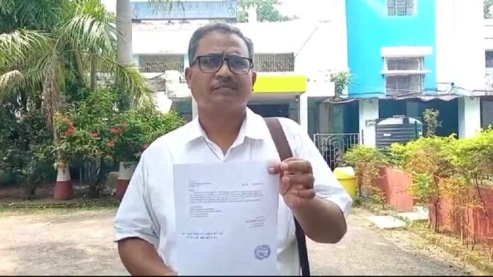 আবেদন না করেও অ্যাকাউন্টে অন্নপূর্ণা যোজনার টাকা, ফেরত দিতে মহকুমাশাসকের দ্বারস্থ পুরুলিয়ার বাসিন্দা আবেদন না করেও অ্যাকাউন্টে অন্নপূর্ণা যোজনার টাকা, ফেরত দিতে মহকুমাশাসকের দ্বারস্থ পুরুলিয়ার বাসিন্দা