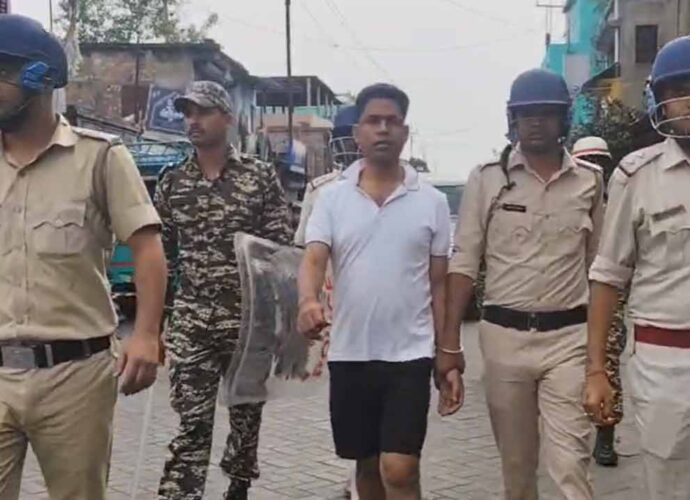 তোলাবাজি মামলা: নেপাল সীমান্ত থেকে ধৃত তৃণমূল নেতা জাহাঙ্গির খানকে হাফপ্যান্ট পরিয়ে ফলতায় ঘটনার পুনর্নির্মাণ তোলাবাজি মামলা: নেপাল সীমান্ত থেকে ধৃত তৃণমূল নেতা জাহাঙ্গির খানকে হাফপ্যান্ট পরিয়ে ফলতায় ঘটনার পুনর্নির্মাণ