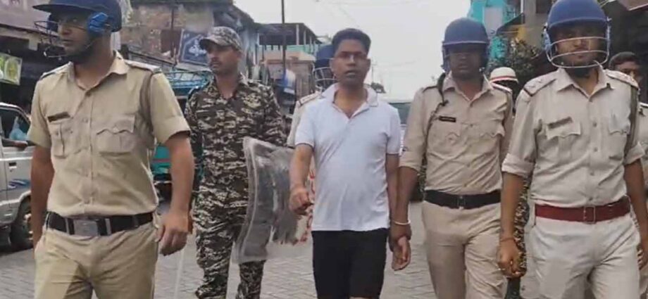 তোলাবাজি মামলা: নেপাল সীমান্ত থেকে ধৃত তৃণমূল নেতা জাহাঙ্গির খানকে হাফপ্যান্ট পরিয়ে ফলতায় ঘটনার পুনর্নির্মাণ তোলাবাজি মামলা: নেপাল সীমান্ত থেকে ধৃত তৃণমূল নেতা জাহাঙ্গির খানকে হাফপ্যান্ট পরিয়ে ফলতায় ঘটনার পুনর্নির্মাণ