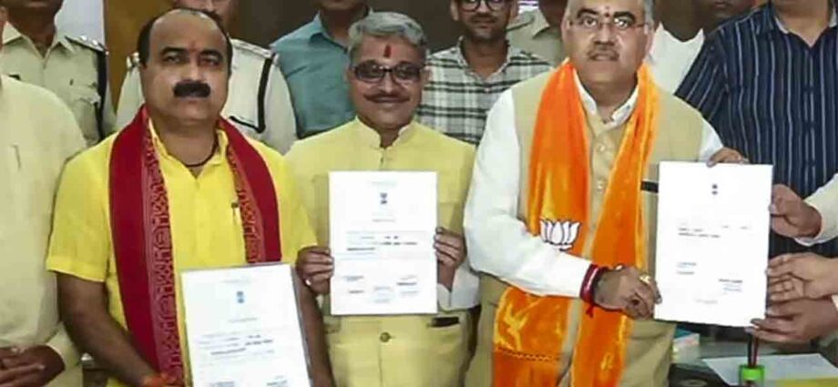 মধ্যপ্রদেশ রাজ্যসভা নির্বাচন: সুপ্রিম কোর্টের শুনানির আগেই বিজেপির ৩ প্রার্থীকে ‘বিনাপ্রতিদ্বন্দ্বিতায় জয়ী’ ঘোষণা কমিশনের মধ্যপ্রদেশ রাজ্যসভা নির্বাচন: সুপ্রিম কোর্টের শুনানির আগেই বিজেপির ৩ প্রার্থীকে ‘বিনাপ্রতিদ্বন্দ্বিতায় জয়ী’ ঘোষণা কমিশনের