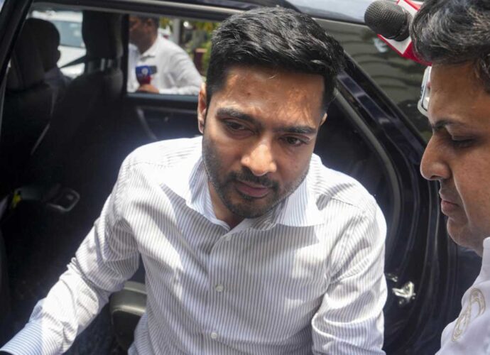 ‘বিরোধীশূন্য পশ্চিমবঙ্গ করার চেষ্টা চলছে’! ১১ ঘণ্টা পর ইডি দফতর থেকে বেরিয়ে অভিষক বললেন, ‘‌মাথা নত করব না’