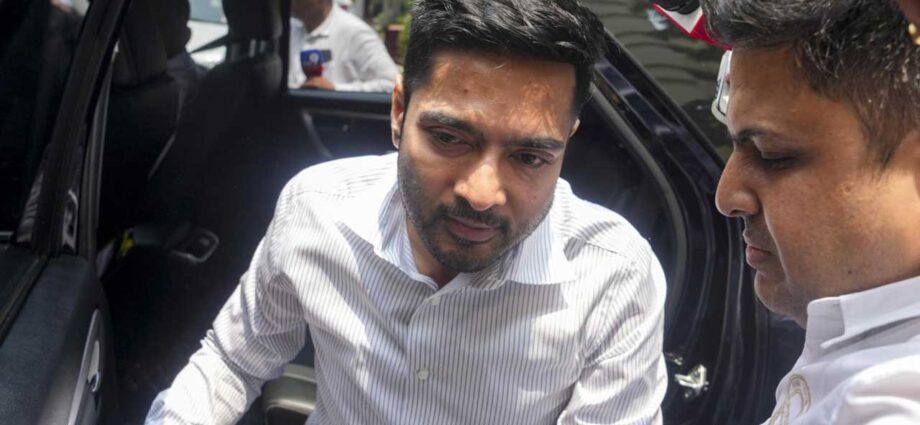 ‘বিরোধীশূন্য পশ্চিমবঙ্গ করার চেষ্টা চলছে’! ১১ ঘণ্টা পর ইডি দফতর থেকে বেরিয়ে অভিষক বললেন, ‘‌মাথা নত করব না’