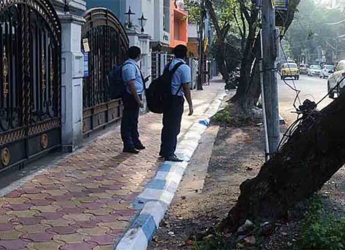 ফুটপাত দিয়ে হাঁটার অধিকার নাগরিকদের ‘মৌলিক অধিকার’, গাড়ি চলাচলের চেয়েও বেশি অগ্রাধিকারযোগ্য: সুপ্রিম কোর্ট