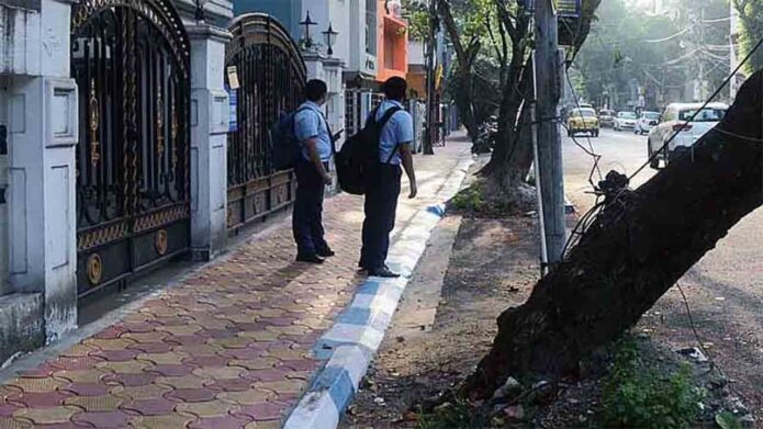 ফুটপাত দিয়ে হাঁটার অধিকার নাগরিকদের ‘মৌলিক অধিকার’, গাড়ি চলাচলের চেয়েও বেশি অগ্রাধিকারযোগ্য: সুপ্রিম কোর্ট ফুটপাত দিয়ে হাঁটার অধিকার নাগরিকদের ‘মৌলিক অধিকার’, গাড়ি চলাচলের চেয়েও বেশি অগ্রাধিকারযোগ্য: সুপ্রিম কোর্ট