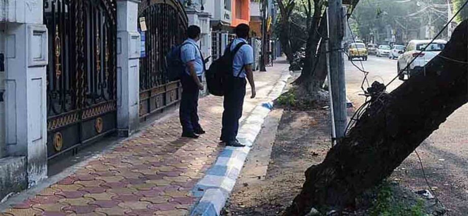 ফুটপাত দিয়ে হাঁটার অধিকার নাগরিকদের ‘মৌলিক অধিকার’, গাড়ি চলাচলের চেয়েও বেশি অগ্রাধিকারযোগ্য: সুপ্রিম কোর্ট ফুটপাত দিয়ে হাঁটার অধিকার নাগরিকদের ‘মৌলিক অধিকার’, গাড়ি চলাচলের চেয়েও বেশি অগ্রাধিকারযোগ্য: সুপ্রিম কোর্ট