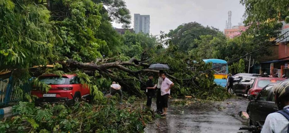রাজ্য জুড়ে তীব্র কালবৈশাখীর তাণ্ডব: বজ্রপাতে ১০ জনের মর্মান্তিক মৃত্যু, বিপর্যস্ত কলকাতা সহ একাধিক জেলা রাজ্য জুড়ে তীব্র কালবৈশাখীর তাণ্ডব: বজ্রপাতে ১০ জনের মর্মান্তিক মৃত্যু, বিপর্যস্ত কলকাতা সহ একাধিক জেলা