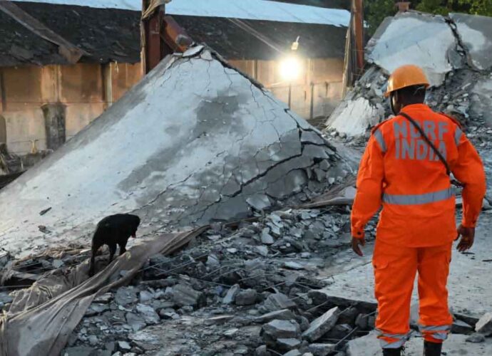 তারাতলা গুদাম বিপর্যয়: নকশায় ‘ভয়ঙ্কর’ ত্রুটির জেরেই দুর্ঘটনা, বন্দর ও পুরসভার ভূমিকা নিয়ে তদন্তে পুলিশ তারাতলা গুদাম বিপর্যয়: নকশায় ‘ভয়ঙ্কর’ ত্রুটির জেরেই দুর্ঘটনা, বন্দর ও পুরসভার ভূমিকা নিয়ে তদন্তে পুলিশ