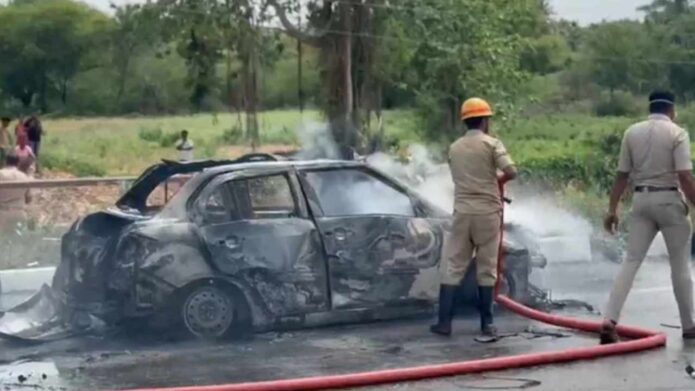 কর্ণাটকে মাঝরাস্তায় চলন্ত গাড়িতে প্রেমিকাকে ছুরিকাঘাত, অতঃপর বোমা বিস্ফোরণে প্রেমিকের মৃত্যু