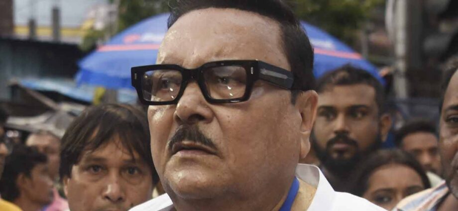 মমতা শিবির ত্যাগ করেই মদন মিত্রের নিশানায় অভিষেক, দলের ভাঙন ঘিরে চড়ছে রাজনৈতিক পারদ মমতা শিবির ত্যাগ করেই মদন মিত্রের নিশানায় অভিষেক, দলের ভাঙন ঘিরে চড়ছে রাজনৈতিক পারদ