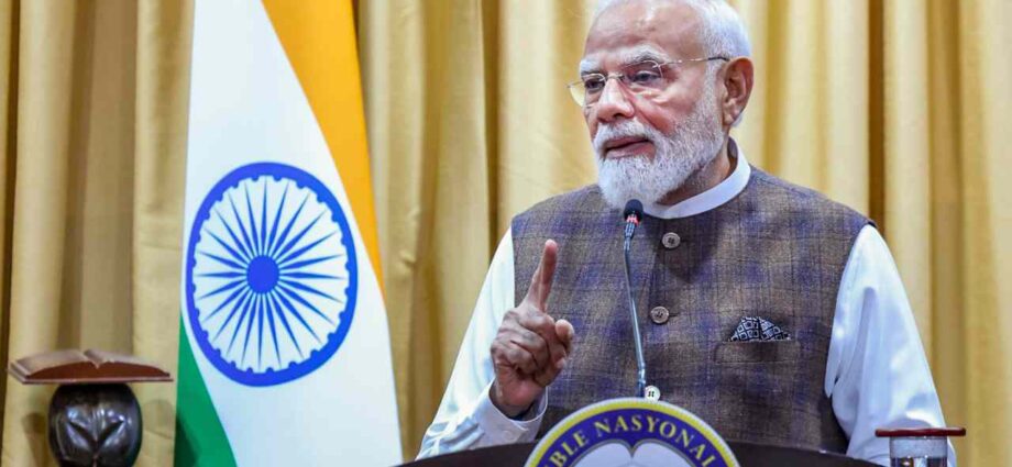 ২০৪৭ সালের লক্ষ্যমাত্রা ও সুশাসনে জোর, সেন্ট্রাল ভিস্তায় বিভিন্ন মন্ত্রকের সচিবদের সঙ্গে বৈঠক প্রধানমন্ত্রী মোদীর ২০৪৭ সালের লক্ষ্যমাত্রা ও সুশাসনে জোর, সেন্ট্রাল ভিস্তায় বিভিন্ন মন্ত্রকের সচিবদের সঙ্গে বৈঠক প্রধানমন্ত্রী মোদীর