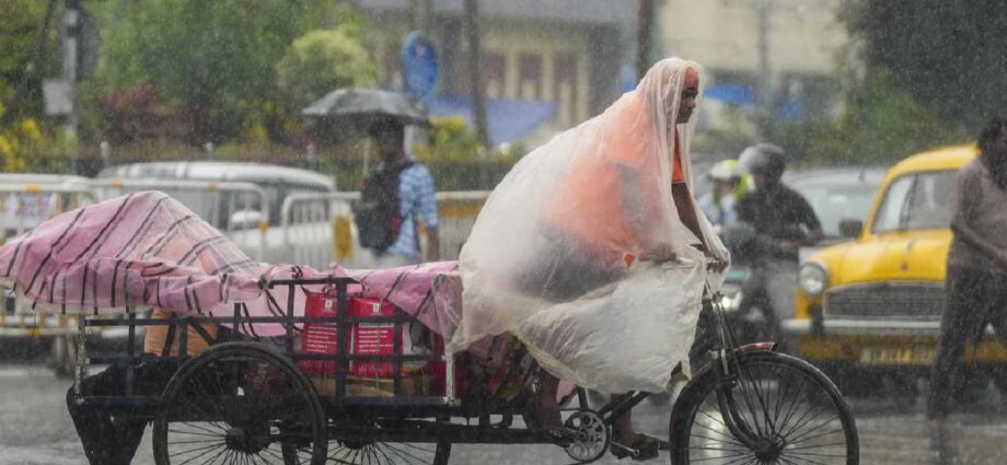 দক্ষিণবঙ্গে বজায় থাকছে দফায় দফায় বৃষ্টি: শুক্রবার চার জেলায় ভারী বর্ষণের পূর্বাভাস, হলুদ সতর্কতা জারি