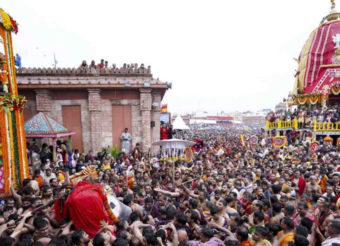 পুরীর রথযাত্রায় উপচে পড়া ভিড় ও প্রবল বৃষ্টি, শ্বাসরোধ হয়ে এক পুণ্যার্থীর মৃত্যু, অসুস্থ বহু পুরীর রথযাত্রায় উপচে পড়া ভিড় ও প্রবল বৃষ্টি, শ্বাসরোধ হয়ে এক পুণ্যার্থীর মৃত্যু, অসুস্থ বহু