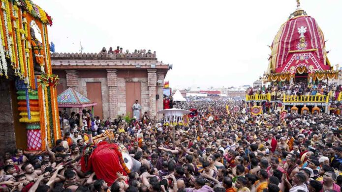 পুরীর রথযাত্রায় উপচে পড়া ভিড় ও প্রবল বৃষ্টি, শ্বাসরোধ হয়ে এক পুণ্যার্থীর মৃত্যু, অসুস্থ বহু পুরীর রথযাত্রায় উপচে পড়া ভিড় ও প্রবল বৃষ্টি, শ্বাসরোধ হয়ে এক পুণ্যার্থীর মৃত্যু, অসুস্থ বহু