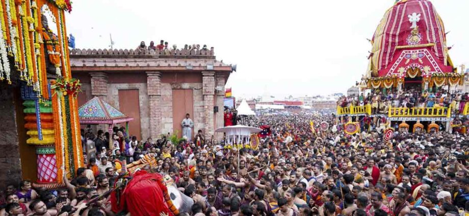 পুরীর রথযাত্রায় উপচে পড়া ভিড় ও প্রবল বৃষ্টি, শ্বাসরোধ হয়ে এক পুণ্যার্থীর মৃত্যু, অসুস্থ বহু পুরীর রথযাত্রায় উপচে পড়া ভিড় ও প্রবল বৃষ্টি, শ্বাসরোধ হয়ে এক পুণ্যার্থীর মৃত্যু, অসুস্থ বহু