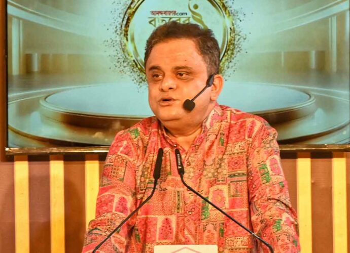 ডিম হামলার ‘ট্রেন্ড’ নিয়ে ‘বছরের বেস্ট’ সন্ধ্যার মঞ্চে রসিকতা প্রাক্তন মন্ত্রী ব্রাত্য বসুর ডিম হামলার ‘ট্রেন্ড’ নিয়ে ‘বছরের বেস্ট’ সন্ধ্যার মঞ্চে রসিকতা প্রাক্তন মন্ত্রী ব্রাত্য বসুর