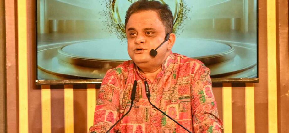 ডিম হামলার ‘ট্রেন্ড’ নিয়ে ‘বছরের বেস্ট’ সন্ধ্যার মঞ্চে রসিকতা প্রাক্তন মন্ত্রী ব্রাত্য বসুর