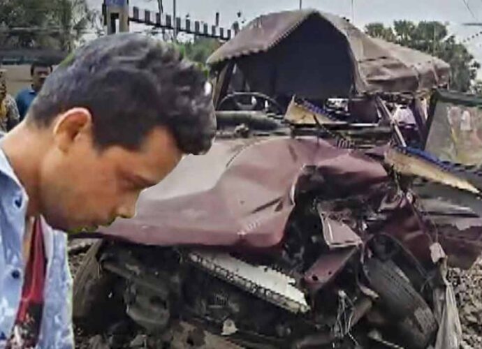 মুর্শিদাবাদ ট্রেন দুর্ঘটনা: কাঠগড়ায় গেটম্যান, স্টেশন মাস্টারের বিরুদ্ধে তথ্য না দেওয়ার পাল্টা অভিযোগ অনুপের মুর্শিদাবাদ ট্রেন দুর্ঘটনা: কাঠগড়ায় গেটম্যান, স্টেশন মাস্টারের বিরুদ্ধে তথ্য না দেওয়ার পাল্টা অভিযোগ অনুপের