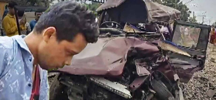 মুর্শিদাবাদ ট্রেন দুর্ঘটনা: কাঠগড়ায় গেটম্যান, স্টেশন মাস্টারের বিরুদ্ধে তথ্য না দেওয়ার পাল্টা অভিযোগ অনুপের মুর্শিদাবাদ ট্রেন দুর্ঘটনা: কাঠগড়ায় গেটম্যান, স্টেশন মাস্টারের বিরুদ্ধে তথ্য না দেওয়ার পাল্টা অভিযোগ অনুপের