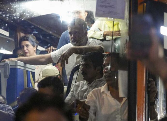 নিট প্রশ্নফাঁস: আত্মঘাতী পরীক্ষার্থীদের শ্রদ্ধাজ্ঞাপনে যাওয়ার পথে পুলিশি বাধার মুখে বিরোধী নেতৃত্ব