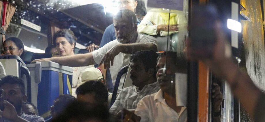 নিট প্রশ্নফাঁস: আত্মঘাতী পরীক্ষার্থীদের শ্রদ্ধাজ্ঞাপনে যাওয়ার পথে পুলিশি বাধার মুখে বিরোধী নেতৃত্ব নিট প্রশ্নফাঁস: আত্মঘাতী পরীক্ষার্থীদের শ্রদ্ধাজ্ঞাপনে যাওয়ার পথে পুলিশি বাধার মুখে বিরোধী নেতৃত্ব