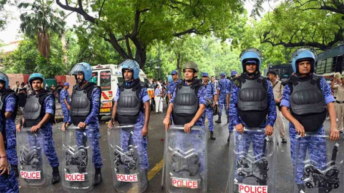 প্রশ্নফাঁস কাণ্ড: দিল্লির থানায় রুজু হওয়া এফআইআর প্রত্যাহারে প্রস্তুত পুলিশ, অপেক্ষা শুধু সরকারি নির্দেশের প্রশ্নফাঁস কাণ্ড: দিল্লির থানায় রুজু হওয়া এফআইআর প্রত্যাহারে প্রস্তুত পুলিশ, অপেক্ষা শুধু সরকারি নির্দেশের