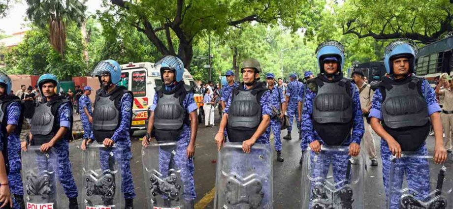 প্রশ্নফাঁস কাণ্ড: দিল্লির থানায় রুজু হওয়া এফআইআর প্রত্যাহারে প্রস্তুত পুলিশ, অপেক্ষা শুধু সরকারি নির্দেশের প্রশ্নফাঁস কাণ্ড: দিল্লির থানায় রুজু হওয়া এফআইআর প্রত্যাহারে প্রস্তুত পুলিশ, অপেক্ষা শুধু সরকারি নির্দেশের