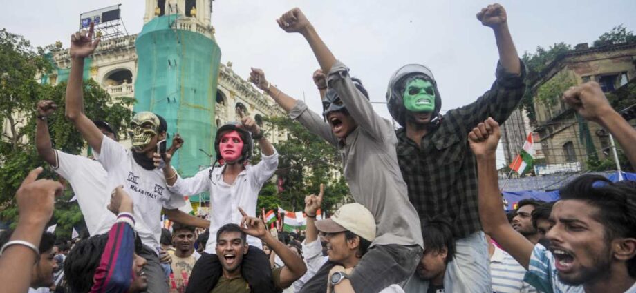 নিট কেলেঙ্কারী ও দমনপীড়নের প্রতিবাদে ধর্মতলায় ‘জেন-জি’ ঝড়: প্রথাগত রাজনীতির বাইরে ‘ককরোচ জনতা পার্টি’র অভিনব রাজপথ দখল নিট কেলেঙ্কারী ও দমনপীড়নের প্রতিবাদে ধর্মতলায় ‘জেন-জি’ ঝড়: প্রথাগত রাজনীতির বাইরে ‘ককরোচ জনতা পার্টি’র অভিনব রাজপথ দখল