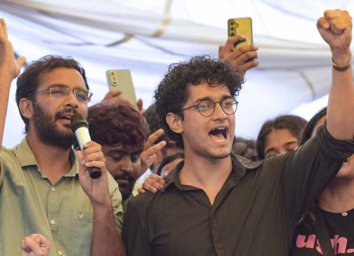 কেন্দ্রীয় প্রতিশ্রুতি পালনে ব্যর্থতার অভিযোগ, পুনর্দণ্ডায়নের হুঁশিয়ারি ‘ককরোচ জনতা পার্টি’র: লোকসভায় তীব্র উত্তেজনার মাঝে পেশ প্রশ্নফাঁস বিরোধী বিল