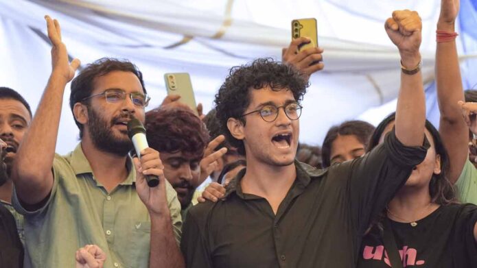 কেন্দ্রীয় প্রতিশ্রুতি পালনে ব্যর্থতার অভিযোগ, পুনর্দণ্ডায়নের হুঁশিয়ারি ‘ককরোচ জনতা পার্টি’র: লোকসভায় তীব্র উত্তেজনার মাঝে পেশ প্রশ্নফাঁস বিরোধী বিল