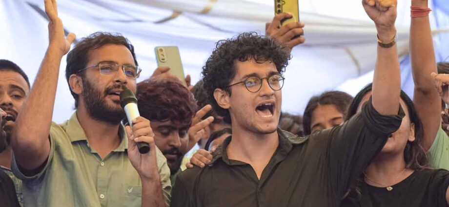 কেন্দ্রীয় প্রতিশ্রুতি পালনে ব্যর্থতার অভিযোগ, পুনর্দণ্ডায়নের হুঁশিয়ারি ‘ককরোচ জনতা পার্টি’র: লোকসভায় তীব্র উত্তেজনার মাঝে পেশ প্রশ্নফাঁস বিরোধী বিল