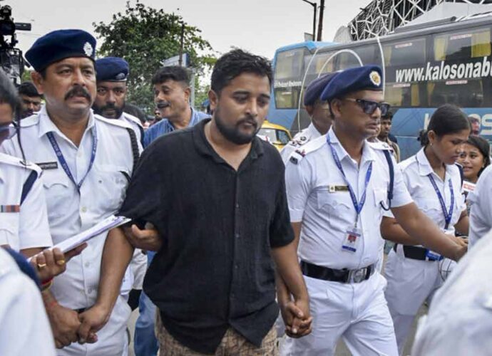 নিট আন্দোলন ও ধর্মতলায় অশান্তি: দিনভর টানাপড়েন শেষে জামিন ধৃত ১৬ জনের, মামলা প্রত্যাহারের প্রক্রিয়া শুরু লালবাজারে