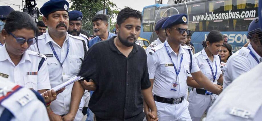 নিট আন্দোলন ও ধর্মতলায় অশান্তি: দিনভর টানাপড়েন শেষে জামিন ধৃত ১৬ জনের, মামলা প্রত্যাহারের প্রক্রিয়া শুরু লালবাজারে
