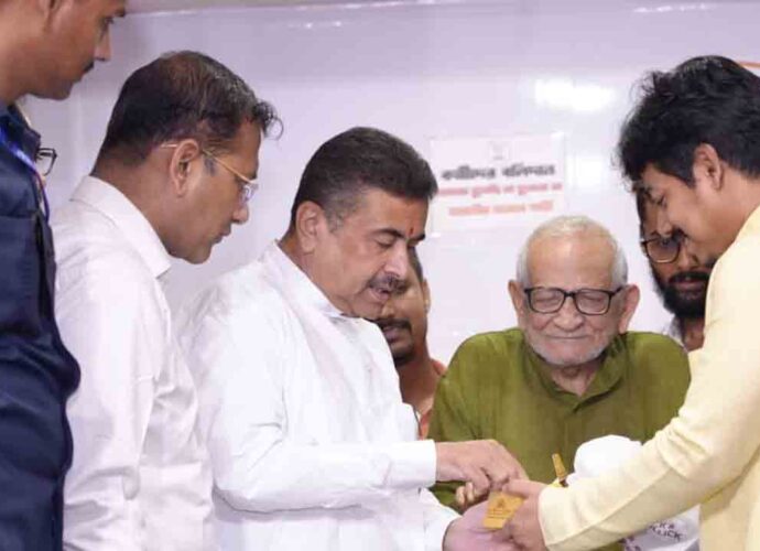 ‘জনতার দরবার’-এ মিলছে সুরাহা: মুখ্যমন্ত্রী শুভেন্দু অধিকারীকে সশরীরে ধন্যবাদ জানাতে হাজির ৩ ভুক্তভোগী পরিবার