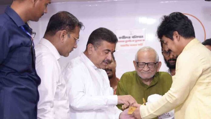 ‘জনতার দরবার’-এ মিলছে সুরাহা: মুখ্যমন্ত্রী শুভেন্দু অধিকারীকে সশরীরে ধন্যবাদ জানাতে হাজির ৩ ভুক্তভোগী পরিবার ‘জনতার দরবার’-এ মিলছে সুরাহা: মুখ্যমন্ত্রী শুভেন্দু অধিকারীকে সশরীরে ধন্যবাদ জানাতে হাজির ৩ ভুক্তভোগী পরিবার