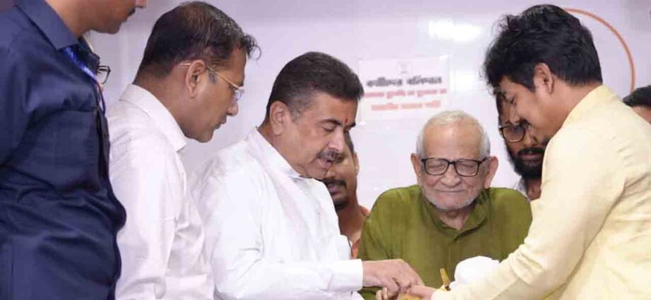 ‘জনতার দরবার’-এ মিলছে সুরাহা: মুখ্যমন্ত্রী শুভেন্দু অধিকারীকে সশরীরে ধন্যবাদ জানাতে হাজির ৩ ভুক্তভোগী পরিবার ‘জনতার দরবার’-এ মিলছে সুরাহা: মুখ্যমন্ত্রী শুভেন্দু অধিকারীকে সশরীরে ধন্যবাদ জানাতে হাজির ৩ ভুক্তভোগী পরিবার