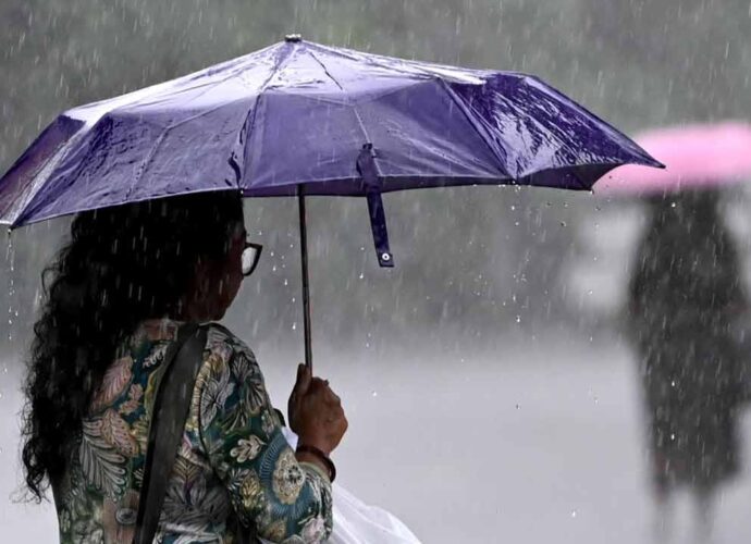 নিম্নচাপের শক্তি ক্ষয় হলেও কাটছে না দুর্যোগ, বঙ্গোপসাগরে নতুন ঘূর্ণাবর্তে দক্ষিণবঙ্গে ভারী থেকে অতিভারী বৃষ্টির পূর্বাভাস