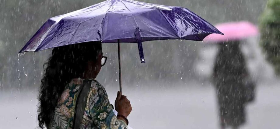 নিম্নচাপের শক্তি ক্ষয় হলেও কাটছে না দুর্যোগ, বঙ্গোপসাগরে নতুন ঘূর্ণাবর্তে দক্ষিণবঙ্গে ভারী থেকে অতিভারী বৃষ্টির পূর্বাভাস