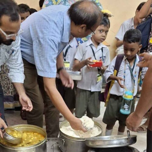 কলকাতায় ইসকনের মিড-ডে মিলের পাইলট প্রজেক্টের সূচনা: প্রথম দিনে কিছু স্কুলে বিভ্রান্তি ও অব্যবস্থা, সোমবার থেকে স্বাভাবিক পরিষেবা চালুর আশ্বাস কলকাতায় ইসকনের মিড-ডে মিলের পাইলট প্রজেক্টের সূচনা: প্রথম দিনে কিছু স্কুলে বিভ্রান্তি ও অব্যবস্থা, সোমবার থেকে স্বাভাবিক পরিষেবা চালুর আশ্বাস