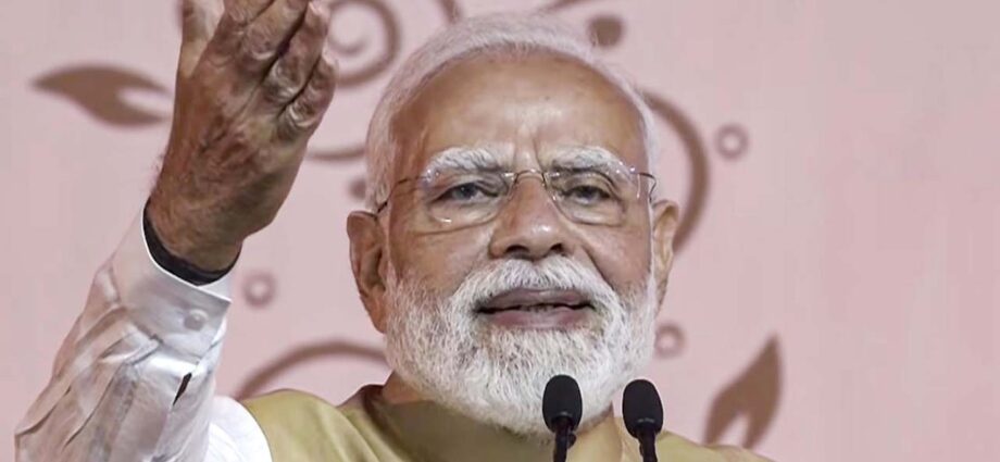 মাইসুরুর রামকৃষ্ণ আশ্রমের মঞ্চে প্রধানমন্ত্রী: বিতর্ক ও বিরোধীদের কটাক্ষের আবহেই যুবশক্তির প্রশংসা মোদীর মাইসুরুর রামকৃষ্ণ আশ্রমের মঞ্চে প্রধানমন্ত্রী: বিতর্ক ও বিরোধীদের কটাক্ষের আবহেই যুবশক্তির প্রশংসা মোদীর
