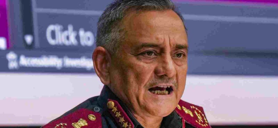 ‘অপারেশন সিঁদুর’-এ ধরাশায়ী পাকিস্তান চাইতে বাধ্য হয় যুদ্ধবিরতি, কয়েক ঘণ্টা অপেক্ষা করায় ভারত: প্রাক্তন সিডিএস অনিল চৌহান