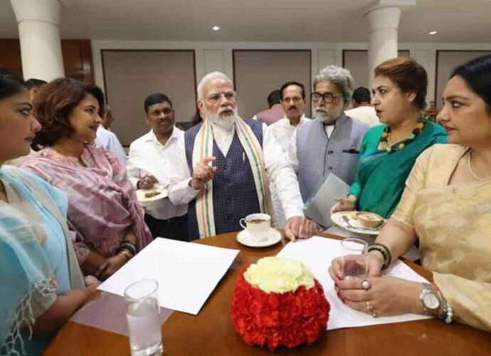 প্রধানমন্ত্রীর বাসভবনে প্রাতরাশ বৈঠকে এনসিপিআই সাংসদেরা, যোগ দিলেন তিন ‘বেসুরো’ সদস্যও