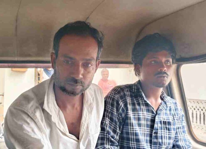 এগরায় শিবমন্দিরে মহিলা সেজে হার চুরি: হুগলির চুঁচুড়া থেকে পুলিশি জালে ৩ ছদ্মবেশী এগরায় শিবমন্দিরে মহিলা সেজে হার চুরি: হুগলির চুঁচুড়া থেকে পুলিশি জালে ৩ ছদ্মবেশী