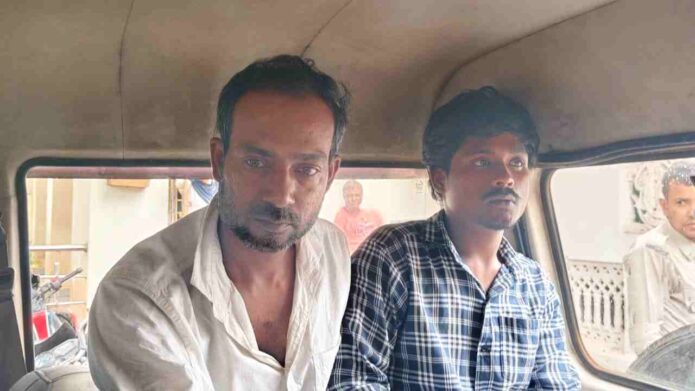 এগরায় শিবমন্দিরে মহিলা সেজে হার চুরি: হুগলির চুঁচুড়া থেকে পুলিশি জালে ৩ ছদ্মবেশী এগরায় শিবমন্দিরে মহিলা সেজে হার চুরি: হুগলির চুঁচুড়া থেকে পুলিশি জালে ৩ ছদ্মবেশী