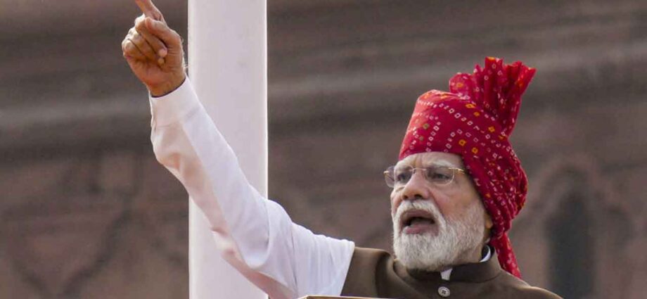 লালকেল্লায় প্রধানমন্ত্রীর লাল বাঁধনি পাগড়ি: রাজস্থান ও গুজরাতের হস্তশিল্পের প্রতি শ্রদ্ধা ও ঐক্যের বিশেষ বার্তা