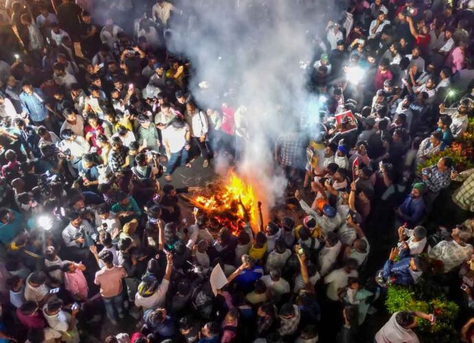 ঝাড়খণ্ডে সরকারি পরীক্ষায় অনিয়মের অভিযোগে তীব্র ছাত্রবিক্ষোভ: হেমন্ত ও রাহুলের কুশপুতুল দাহ, ২০ আগস্ট মুখ্যমন্ত্রী বাসভবন ঘেরাওয়ের ডাক ঝাড়খণ্ডে সরকারি পরীক্ষায় অনিয়মের অভিযোগে তীব্র ছাত্রবিক্ষোভ: হেমন্ত ও রাহুলের কুশপুতুল দাহ, ২০ আগস্ট মুখ্যমন্ত্রী বাসভবন ঘেরাওয়ের ডাক
