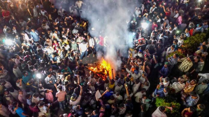 ঝাড়খণ্ডে সরকারি পরীক্ষায় অনিয়মের অভিযোগে তীব্র ছাত্রবিক্ষোভ: হেমন্ত ও রাহুলের কুশপুতুল দাহ, ২০ আগস্ট মুখ্যমন্ত্রী বাসভবন ঘেরাওয়ের ডাক ঝাড়খণ্ডে সরকারি পরীক্ষায় অনিয়মের অভিযোগে তীব্র ছাত্রবিক্ষোভ: হেমন্ত ও রাহুলের কুশপুতুল দাহ, ২০ আগস্ট মুখ্যমন্ত্রী বাসভবন ঘেরাওয়ের ডাক
