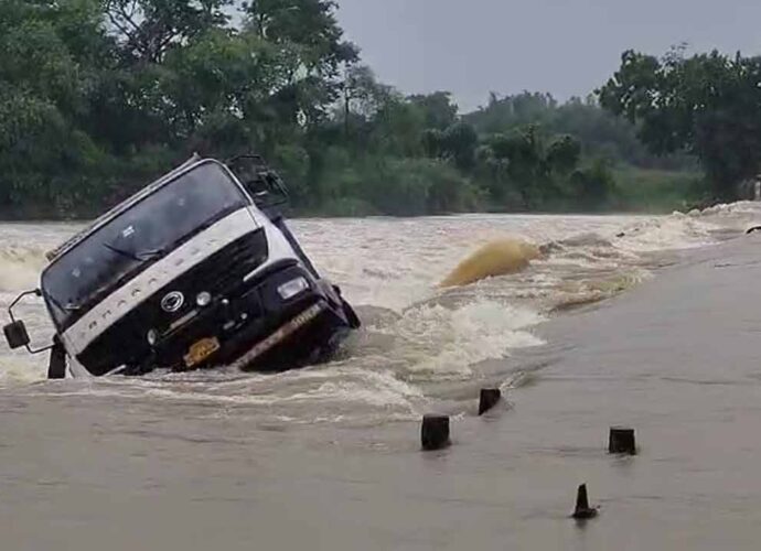 নিম্নচাপের টানা বৃষ্টিতে প্লাবিত দক্ষিণবঙ্গের একাধিক জেলা, বিপর্যস্ত জনজীবন নিম্নচাপের টানা বৃষ্টিতে প্লাবিত দক্ষিণবঙ্গের একাধিক জেলা, বিপর্যস্ত জনজীবন