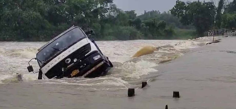 নিম্নচাপের টানা বৃষ্টিতে প্লাবিত দক্ষিণবঙ্গের একাধিক জেলা, বিপর্যস্ত জনজীবন