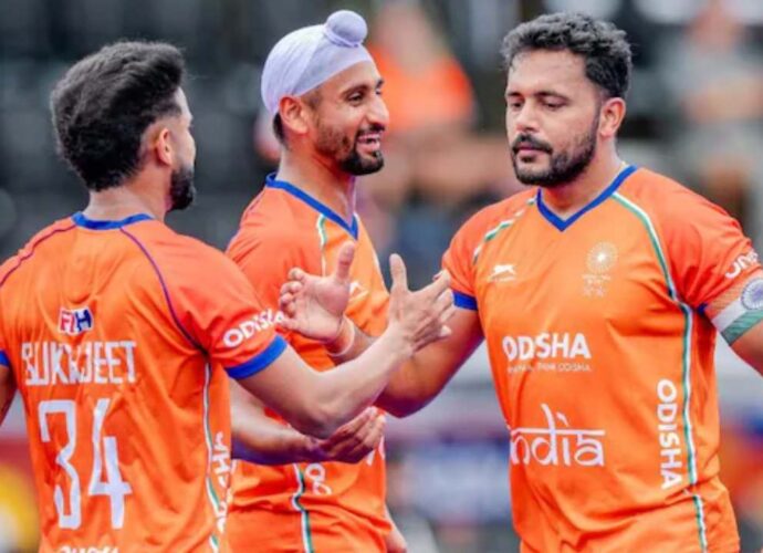 হকি বিশ্বকাপ: গ্রুপ পর্বের শেষ ম্যাচে পাকিস্তানকে হারিয়ে কোয়ার্টার ফাইনালে ভারত, তবে ফরম্যাটের জটিল অঙ্কে সেমিফাইনালের পথ কঠিন হকি বিশ্বকাপ: গ্রুপ পর্বের শেষ ম্যাচে পাকিস্তানকে হারিয়ে কোয়ার্টার ফাইনালে ভারত, তবে ফরম্যাটের জটিল অঙ্কে সেমিফাইনালের পথ কঠিন