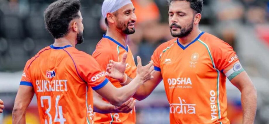 হকি বিশ্বকাপ: গ্রুপ পর্বের শেষ ম্যাচে পাকিস্তানকে হারিয়ে কোয়ার্টার ফাইনালে ভারত, তবে ফরম্যাটের জটিল অঙ্কে সেমিফাইনালের পথ কঠিন হকি বিশ্বকাপ: গ্রুপ পর্বের শেষ ম্যাচে পাকিস্তানকে হারিয়ে কোয়ার্টার ফাইনালে ভারত, তবে ফরম্যাটের জটিল অঙ্কে সেমিফাইনালের পথ কঠিন
